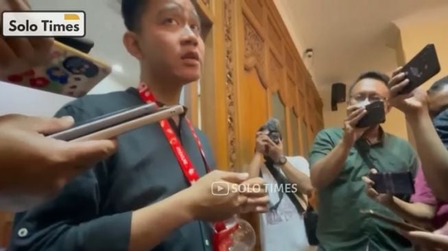 Potret Gibran Rakabuming Pakai Kalung Botol Mixue (YouTube/Solo Times)