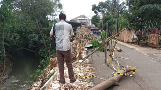 Longsor di Makasar Jakarta Timur, Mobil Belum Bisa Melintas