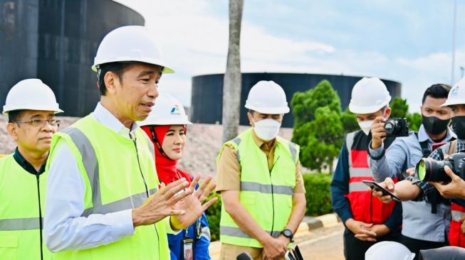 Presiden Joko Widodo atau Jokowi usai meninjau proses produksi minyak dan gas bumi (migas) di Kawasan PT Pertamina Hulu Rokan Dumai, Kota Dumai, Kamis (5/1/2023).