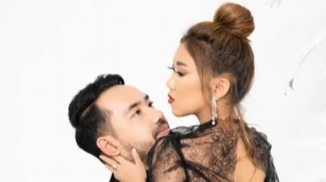 Kiky Saputri Minta Foto Prewedding Pose Hot, Ekspresi Khairi Jadi Omongan: Pasrah