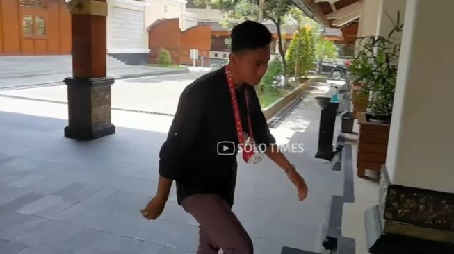 Potret Gibran Rakabuming Pakai Kalung Botol Mixue (YouTube/Solo Times)