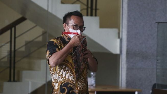 Bupati Morowali Utara Delis Julkarson Hehi menjawab pertanyaan wartawan usai menjalani pemeriksaan di Gedung Merah Putih KPK, Jakarta, Kamis (5/1/2023). [ANTARA FOTO/Rivan Awal Lingga]