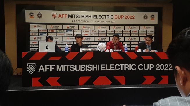 Pelatih Timnas Indonesia Shin Tae-yong dan Pemain Marselino Ferdinan saat konferensi pers sehari jelang pertandingan. (Suara.com/Adie Prasetyo Nugraha).