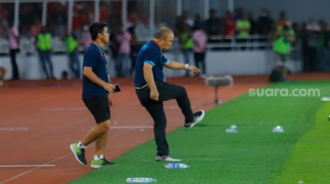 Pelatih Timnas Vietnam Park Hang Seo marah kepada keputusan wasit saat pertandingan sepak bola Semi Final Piala AFF 2022-2023 antara Indonesia dan Vietnam di Stadion Utama Gelora Bung Karno (SUGBK), Jakarta Pusat, Jumat (6/1/2023). [Suara.com/Alfian Winanto,]
