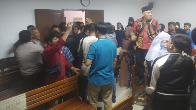 Ricuh! Sidang Vonis Kasus Pembunuhan Pegawai Dinas Perhubungan Makassar