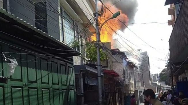 Sebuah Rumah di Taman Sari Kebakaran, 13 Damkar Dikerahkan untuk Padamkan Api