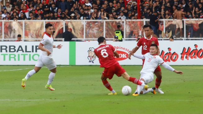 Gelandang Timnas Indonesia, Marselino Ferdinan berebut bola dengan pemain VIetnam selama pertandingan sepak bola Semi Final Piala AFF 2022 antara Indonesia vs Vietnam di Stadion Utama Gelora Bung Karno (SUGBK), Jakarta Pusat, Jumat (6/1/2023). [Suara.com/Alfian Winanto,]