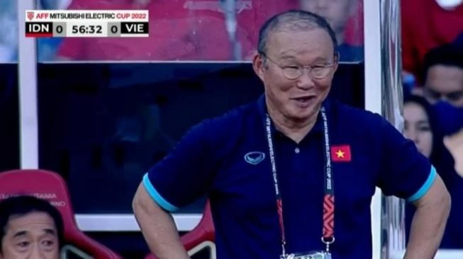 Park Hang-seo Dihujat usai 'Nyengir' saat Doan Van Hau Langgar Keras Pemain Timnas Indonesia