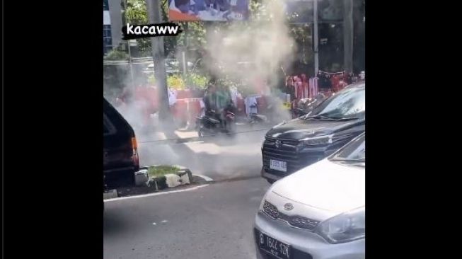 Heboh Kepulan Asap di FX Sudirman Jelang Laga Indonesia vs Vietnam, Polisi: Bukan Gas Air Mata, Itu Flare!