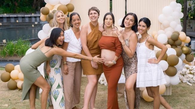 Potret Baby Shower Jennifer Bachdim (Instagram/@jenniferbachdim)