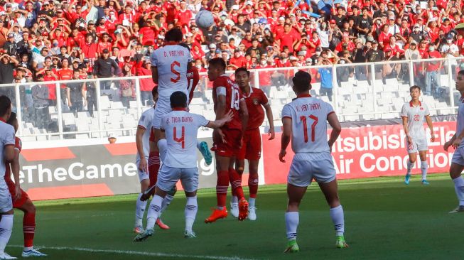 Bek Timnas Indonesia, Fachruddin Aryanto menyundul bola selama pertandingan sepak bola Semi Final Piala AFF 2022 antara Indonesia vs Vietnam di Stadion Utama Gelora Bung Karno (SUGBK), Jakarta Pusat, Jumat (6/1/2023). [Suara.com/Alfian Winanto,]