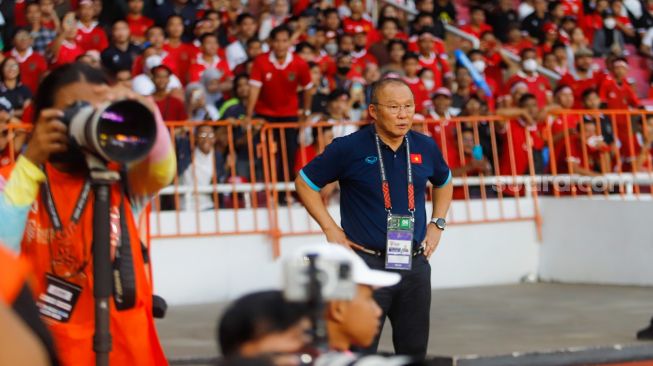 Pelatih Timnas Vietnam Park Hang Seo memantau  pemainnya saat pertandingan sepak bola Semi Final Piala AFF 2022-2023 antara Indonesia dan Vietnam di Stadion Utama Gelora Bung Karno (SUGBK), Jakarta Pusat, Jumat (6/1/2023). [Suara.com/Alfian Winanto,]
