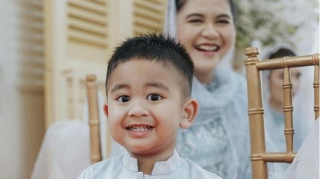 Erina Gudono Posting Foto Al Nahyan, Gemasnya Ekspresi Si Anak Kaus Singlet