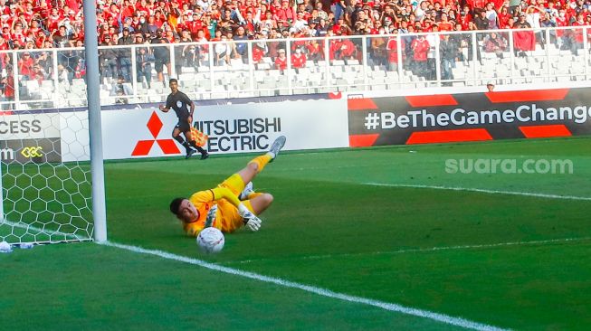 Kiper Timnas Vietnam, Dang Van Lam menendang bola selama pertandingan sepak bola Semi Final Piala AFF 2022 antara Indonesia vs Vietnam di Stadion Utama Gelora Bung Karno (SUGBK), Jakarta Pusat, Jumat (6/1/2023). [Suara.com/Alfian Winanto,]