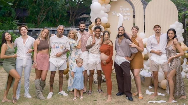 Potret Baby Shower Jennifer Bachdim (Instagram/@jenniferbachdim)