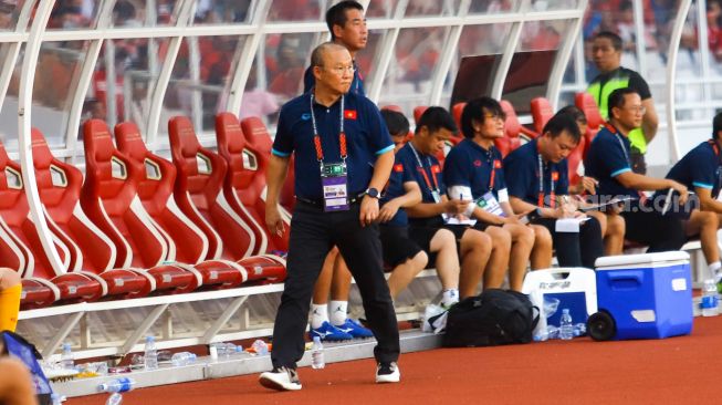 Pelatih Timnas Vietnam Park Hang Seo memantau pemainnya saat pertandingan sepak bola Semi Final Piala AFF 2022-2023 antara Indonesia dan Vietnam di Stadion Utama Gelora Bung Karno (SUGBK), Jakarta Pusat, Jumat (6/1/2023). [Suara.com/Alfian Winanto,]
