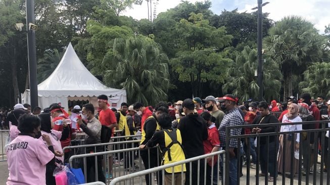 Jelang Timnas Indonesia vs Vietnam di Semifinal Piala AFF 2022, Suporter Mulai Antre Masuki Stadion GBK