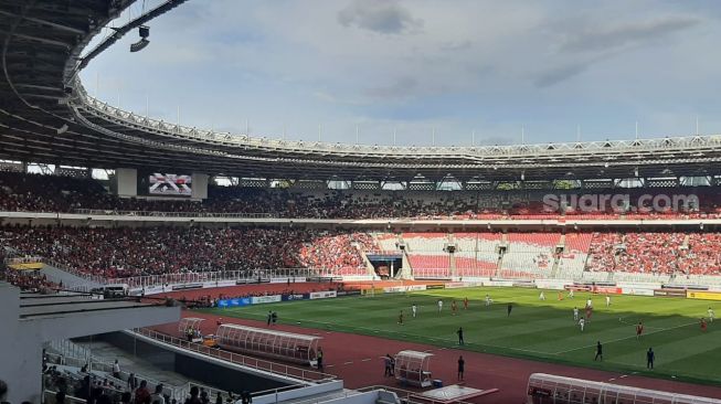 Penampakan tribun selatan Stadion Utama Gelora Bung Karno (SUGBK), Senayan, Jakarta ketika menghelat laga Timnas Indonesia vs Vietnam di leg pertama semifinal Piala AFF 2022, Jumat (6/1/2023). (Suara.com/Adie Prasetyo Nugraha).