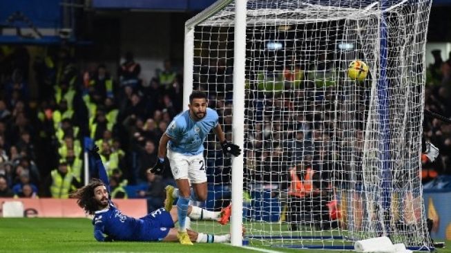 Gelandang Manchester City Riyad Mahrez merayakan golnya pada pertandingan sepak bola Liga Premier Inggris antara Chelsea dan Manchester City di Stamford Bridge di London pada 5 Januari 2023.Glyn KIRK / IKIMAGES / AFP