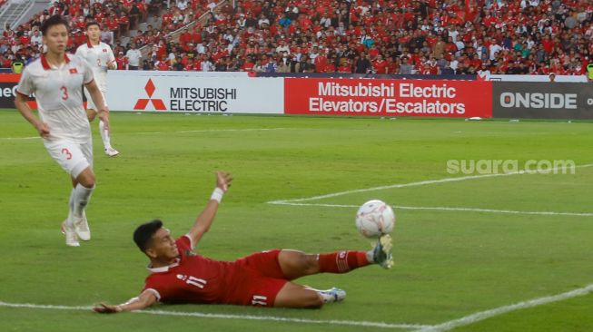 Penyerang Indonesia Dendy Sulistyawan berusaha meraih bola saat pertandingan sepak bola Semi Final Piala AFF 2022-2023 antara Indonesia dan Vietnam di Stadion Utama Gelora Bung Karno (SUGBK), Jakarta Pusat, Jumat (6/1/2023). [Suara.com/Alfian Winanto,]