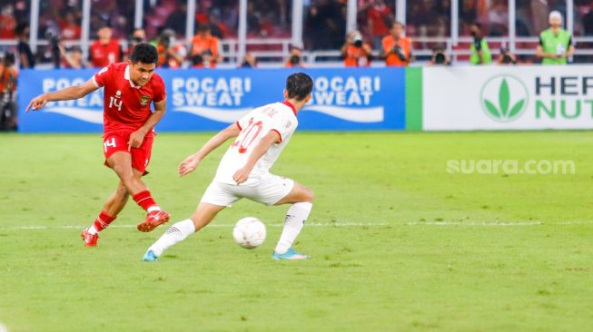 Bek Indonesia Asnawi Mangkualam berusaha melewati Gelandang Vietnam Phan Van Duc saat pertandingan sepak bola Semi Final Piala AFF 2022-2023 antara Indonesia dan Vietnam di Stadion Utama Gelora Bung Karno (SUGBK), Jakarta Pusat, Jumat (6/1/2023). [Suara.com/Alfian Winanto,]