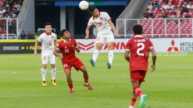 Pemain Vietnam berusha berebut bola di udara saat pertandingan sepak bola Semi Final Piala AFF 2022-2023 antara Indonesia dan Vietnam di Stadion Utama Gelora Bung Karno (SUGBK), Jakarta Pusat, Jumat (6/1/2023). [Suara.com/Alfian Winanto,]