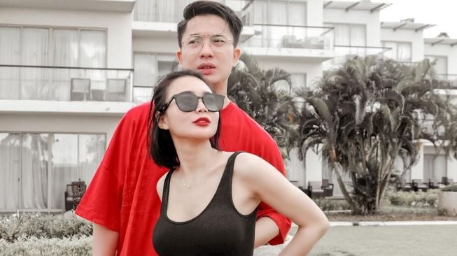 Seksi Kenakan Tanktop Hitam, Wika Salim Mesra dengan Pacar, Warganet Salfok Kemolekan Tubuh Sang Artis