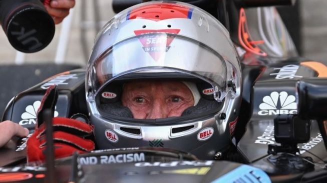 Mario Andretti, satu-satunya driver yang berlaga di Formula 1, Indianapolis dan Daytona 500 serta meraih prestasi di semua cabang balap itu, saat balapan di Grand Prix Amerika Serikat, Circuit of the Americas, Austin, Texas, bersama tim McLaren Andretti Demo  (23/10/2022) (AFP/Patrick T. Fallon)