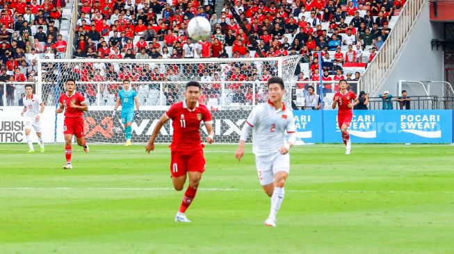 Striker Timnas Indonesia, Dendy Sulistyawan coba berebut bola dengan pemain VIetnam selama pertandingan sepak bola Semi Final Piala AFF 2022 antara Indonesia vs Vietnam di Stadion Utama Gelora Bung Karno (SUGBK), Jakarta Pusat, Jumat (6/1/2023). [Suara.com/Alfian Winanto,]