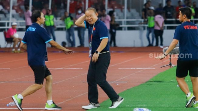 Pelatih Timnas Vietnam Park Hang Seo memberikan arahan pada pemainnya saat pertandingan sepak bola Semi Final Piala AFF 2022-2023 antara Indonesia dan Vietnam di Stadion Utama Gelora Bung Karno (SUGBK), Jakarta Pusat, Jumat (6/1/2023). [Suara.com/Alfian Winanto,]
