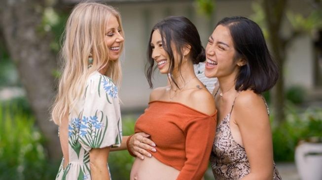 Potret Baby Shower Jennifer Bachdim (Instagram/@jenniferbachdim)