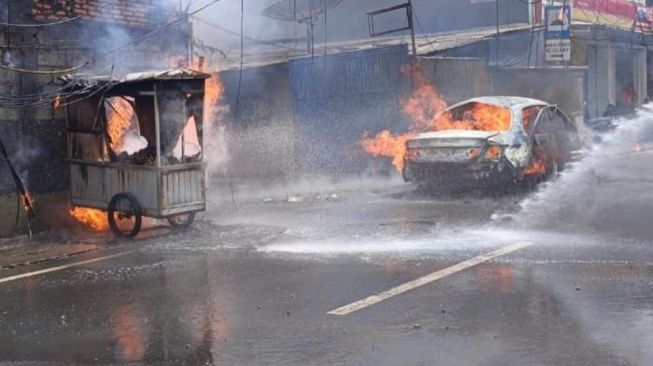 Mobil Bawa 11 Tabung Gas Meledak di Cakung, Api Menyambar Gerobak Tahu Aci