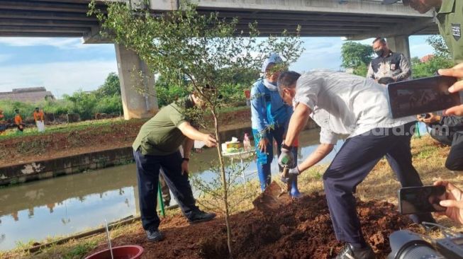 Minta Daerah Penyangga Rutin Tanam Pohon Seperti Pemprov DKI, Heru Budi: Perlu Disumbang Nggak?