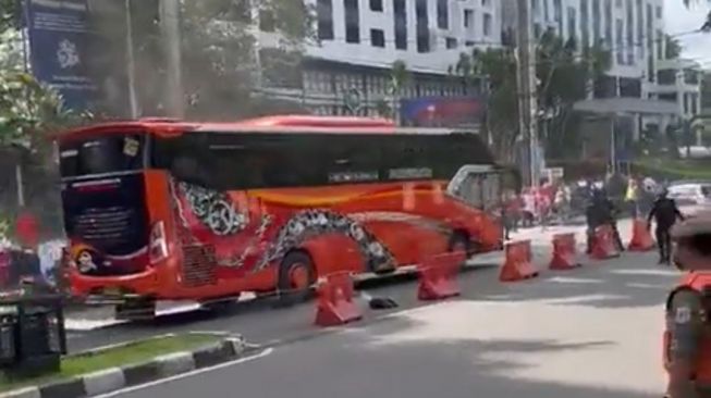 Smoke Bomb berwarna putih di depan FX Sudirman, Jakarta Pusat, Jumat (6/1/2023) sore menghebohkan warga. Kepulan asap itu berada di jalan raya dan diamankan petugas brimob. (tangkap layar/ist)