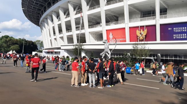 Masih Banyak Calo Tiket Bergentayangan Jelang Pertandingan Semifinal AFF 2022 di SUGBK