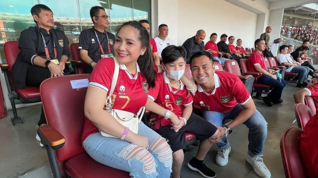 Raffi Ahmad, Nagita Slavina dan Rafathar nonton pertandingan Indonesia melawan Vietnam di Stadion Utama Gelora Bung Karno, Senayan, Jakarta Pusat, Jumat (6/1/2023)