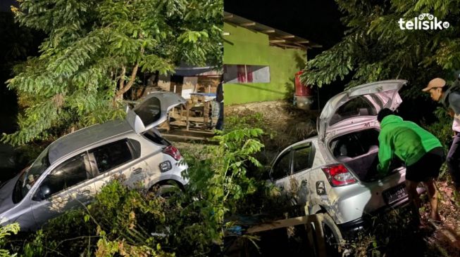 Mobil Datsun Silver Terjun ke Empang Depan RSUD Kota Kendari