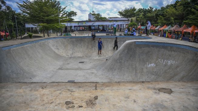 Sejumlah anak-anak bermain di lintasan skateboard di RPTRA Kalijodo, Penjaringan, Jakarta Utara, Sabtu (7/1/2023). [ANTARA FOTO/Galih Pradipta].