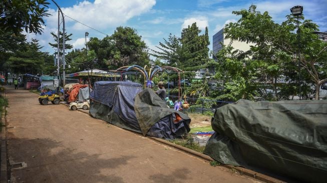 Pekerja merapikan mainan anak-anak di RTH Kalijodo, Penjaringan, Jakarta Utara, Sabtu (7/1/2023). [ANTARA FOTO/Galih Pradipta].