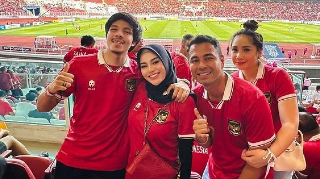 5 Potret Keseruan Raffi Ahmad dan Atta Halilintar Nonton Semi Final Piala AFF, Aurel Hermansyah Bawa Lato-lato