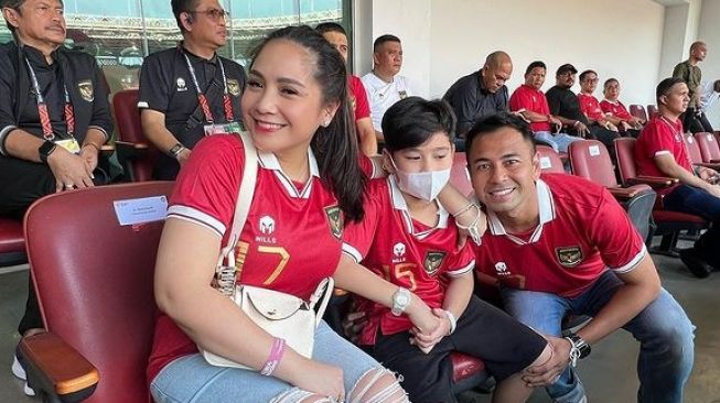 Potret Artis Nonton Langsung Timnas Indonesia di Piala AFF (Instagram/@raffinagita1717)