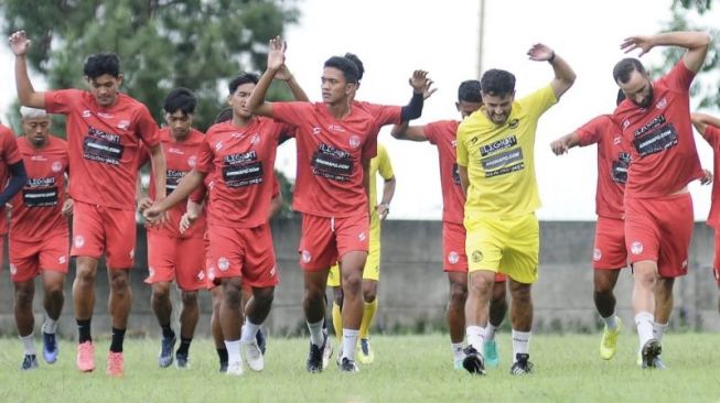 Skuad Arema FC pada saat melakukan sesi pemusatan latihan di Kota Batu, Jawa Timur. (ANTARA/HO-MO Arema FC)