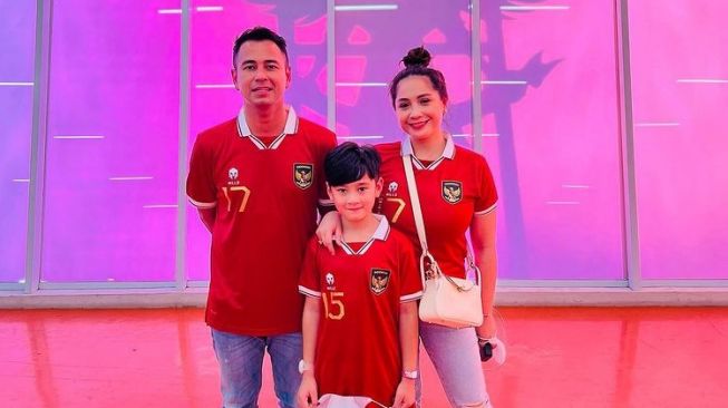 Potret Artis Nonton Langsung Timnas Indonesia di Piala AFF (Instagram/@raffinagita1717)