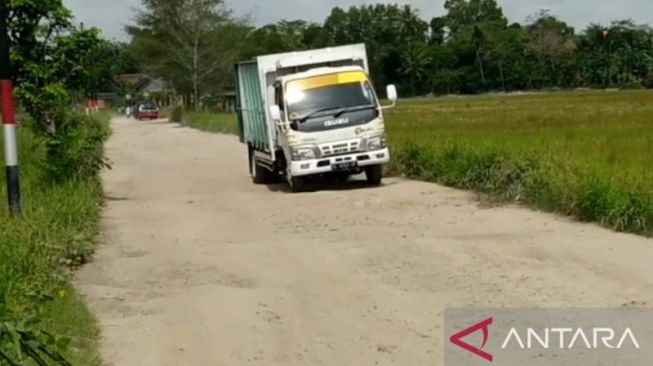 Jalan Penghubung Palas dan Sragi Rusak Berat, Ini Harapan Warga