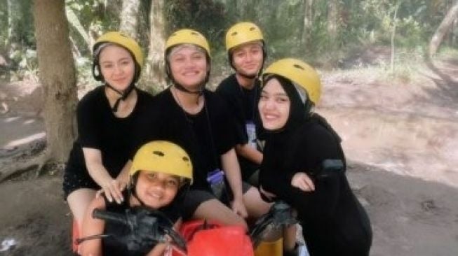 Artis Liburan Tahun Baru Bareng Pacar (Instagram/@rizkyfbian)