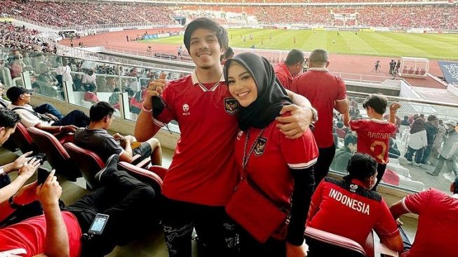 Potret Artis Nonton Langsung Timnas Indonesia di Piala AFF  (Instagram/@attahalilintar)