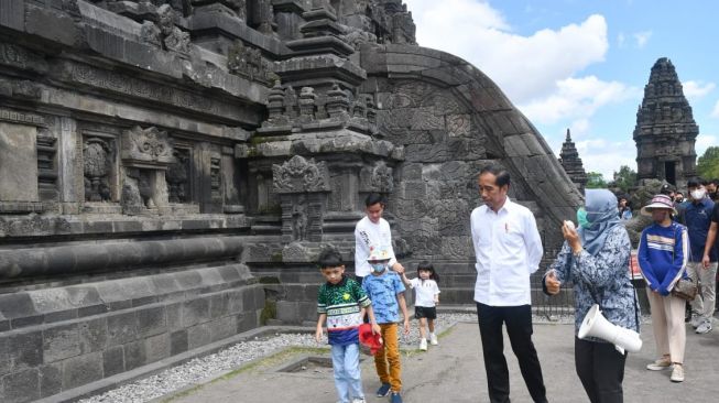 Promosikan Wisata Edukasi, Presiden Jokowi Ajak Cucu ke Candi Prambanan