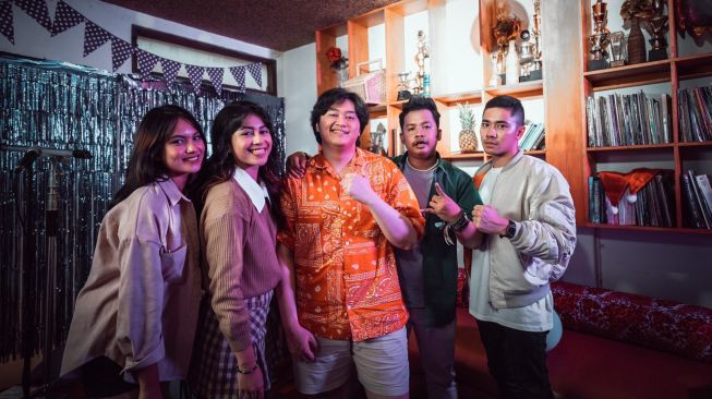 Bertema Riang, Ravi Andika Gaet Sintya Marisca dan Dustin Tiffani di Klip Tuan Muda Jenaka