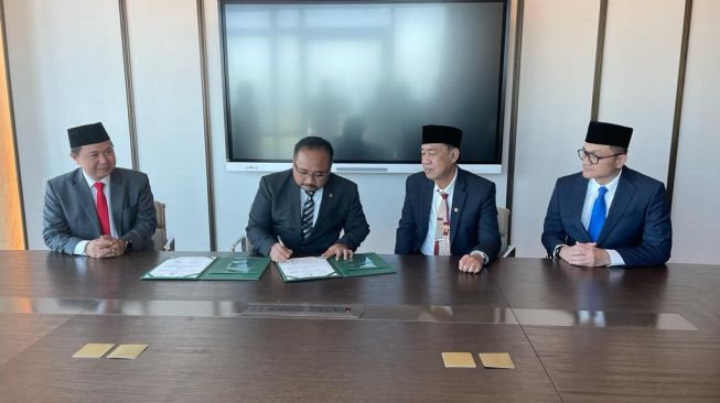 Menteri Agama Yaqut Cholil Qoumas dan Menteri Haji dan Umrah Arab Saudi Tawfiq F Al Rabiah menandatangani kesepakatan penyelenggaraan haji 1444 H/2023 M [Dok. Kemenag]
