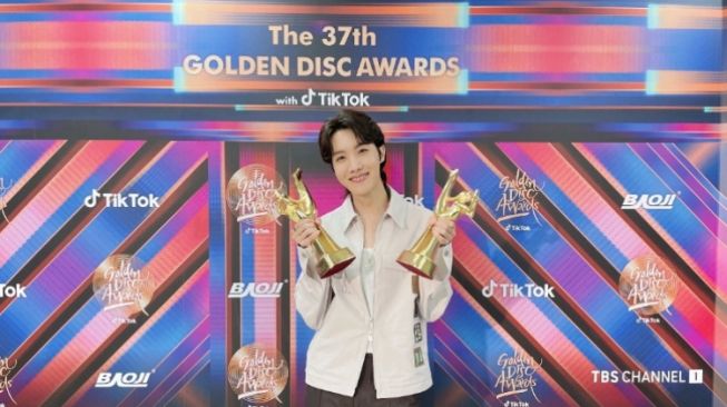 Sempat Hilang dan Dicari ARMY, Ini Pidato J-Hope di 'Golden Music Awards'